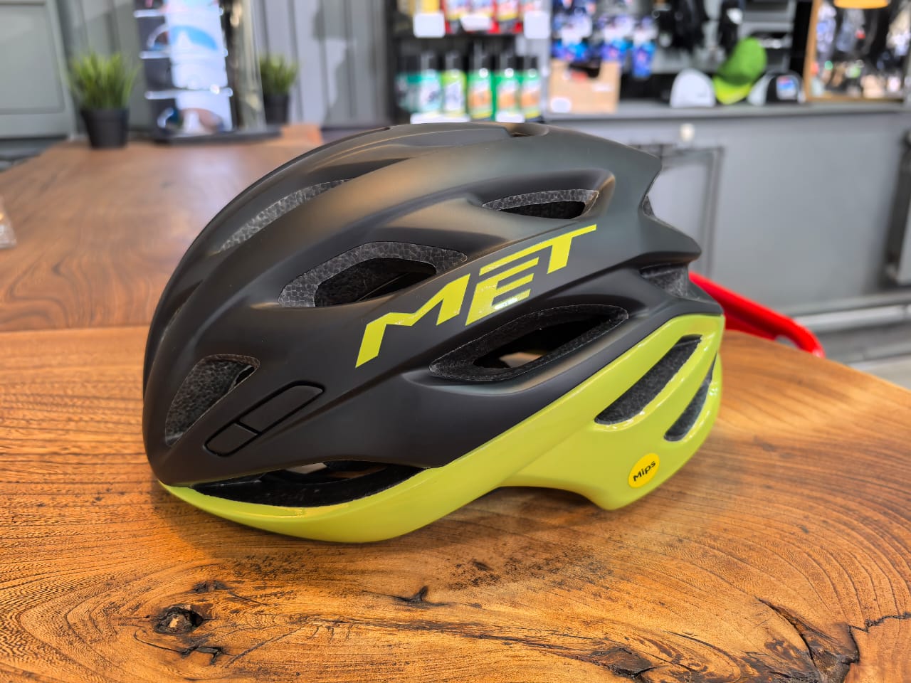 Шлем  MET ESTRO MIPS BLACK/YELLOW METALICO BRILLO 56-58