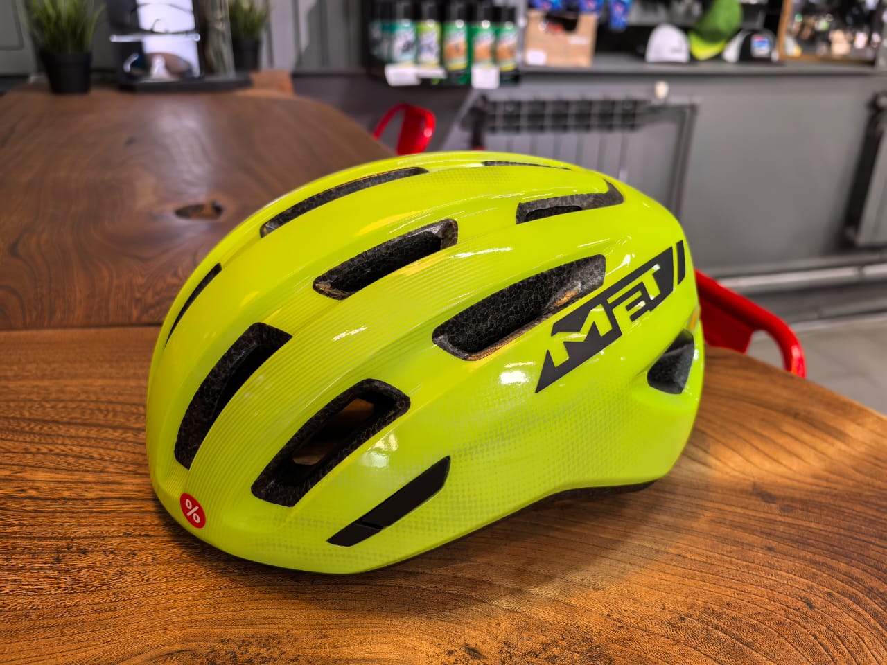 Шлем  MET MILES YELLOW FLUO BRILLO 52-58