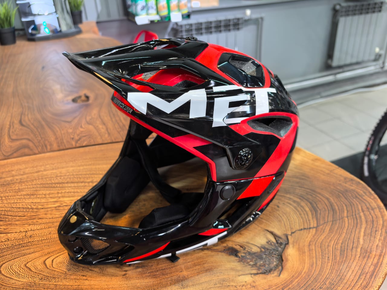 Шлем  MET PARACHUTE BLACK/ROJ L 59-62