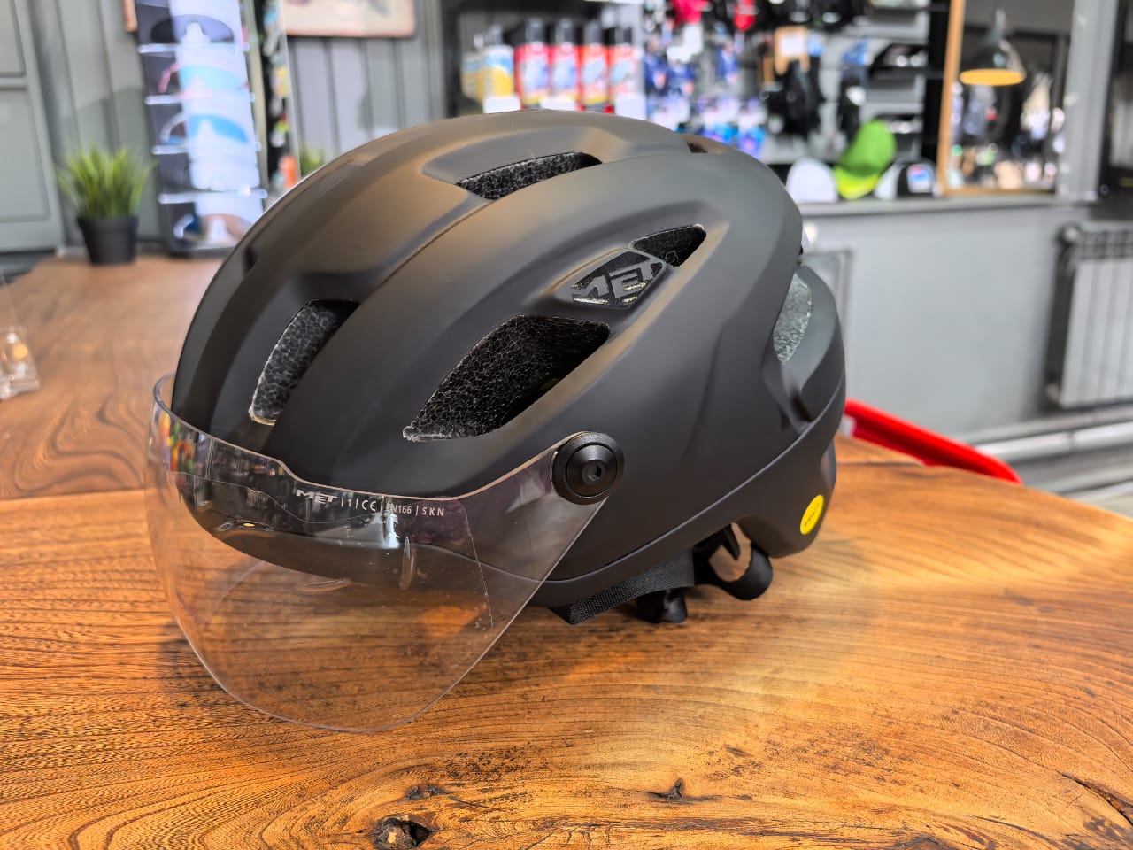 Шлем Met Intercity MIPS (Black, L, 2023 (3HM141CE00LNO1)) Шлем Met Intercity MIPS (Black, L, 2023 (3HM141CE00LNO1))